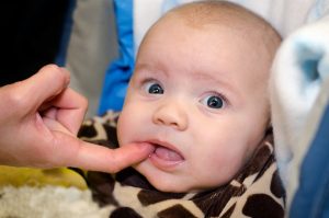 как помочь ребенку при росте молочных зубов