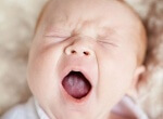 почему белый налет на языке у новорожденного