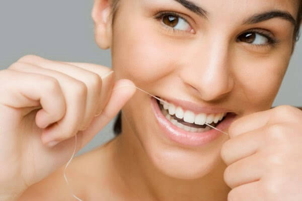 Использование зубной нити для укрепления десен