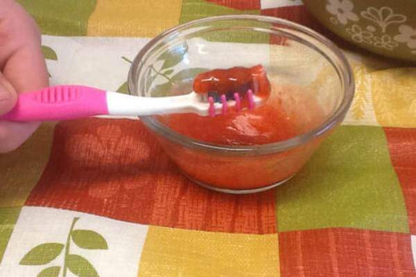 Как отбелить зубы содой с клубникой