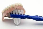 Лучшие средства по уходу за съемными зубными протезами