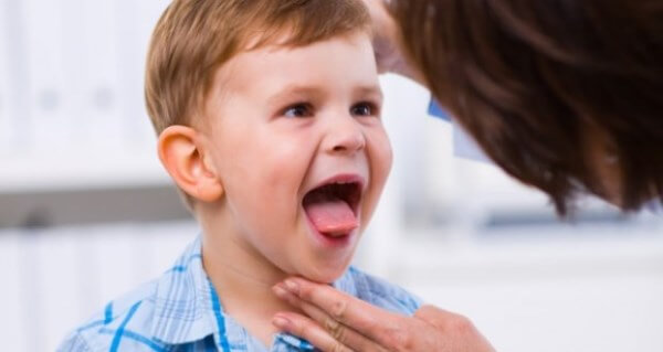 Чем вызвано появление зеленого налета на языке у ребенка