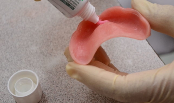 Рекомендации по использованию крема для фиксации зубных протезов Лакалют