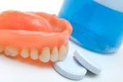Какой требуется уход за съемными зубными протезами 