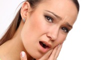 Почему болит зуб под коронкой