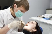Процесс снятия коронки с зуба