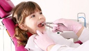 Процесс удаления молочных зубов у детей
