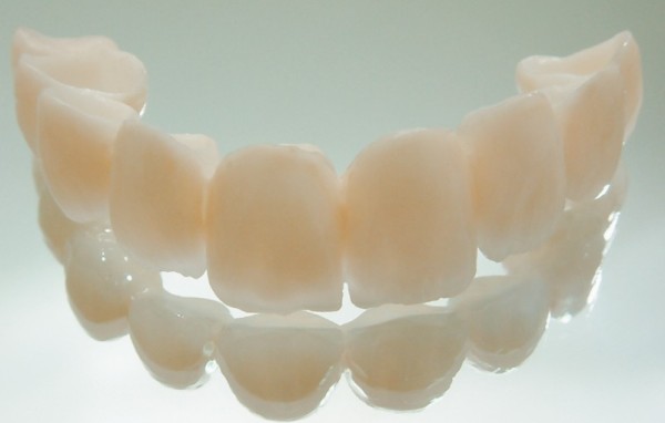 Из чего делают зубные протезы материалы