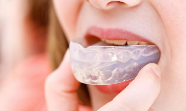 Можно ли выровнять зубы в домашних условиях