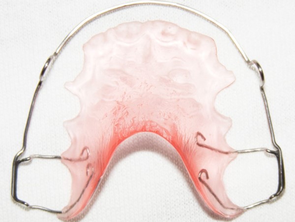 Фиксирующие элементы ортодонтических аппаратов