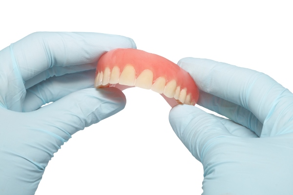 В чем взаимосвязь зубных протезов и микрофлоры