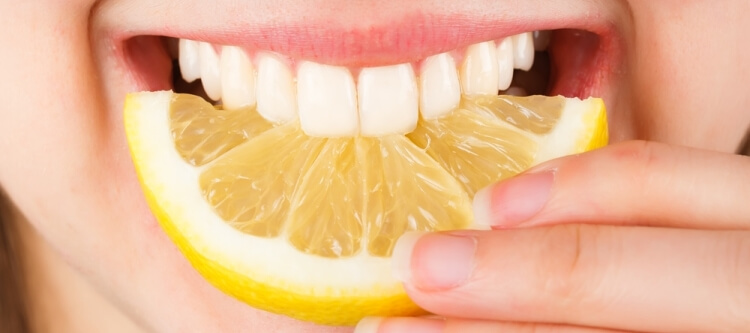 Техника отбеливания зубов лимоном