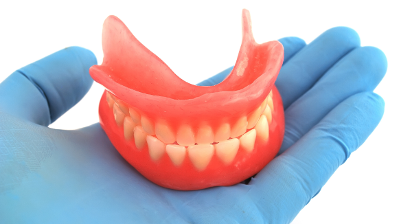 Почему зубной протез натирает десны и что предпринять