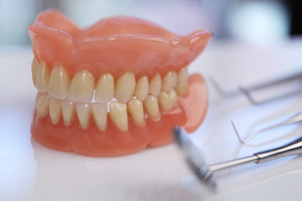 Сколько служат зубные протезы на присосках