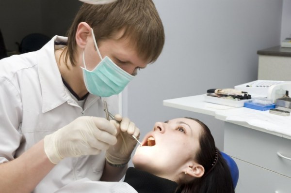 Насколько болезненный процесс снятия коронки с зуба
