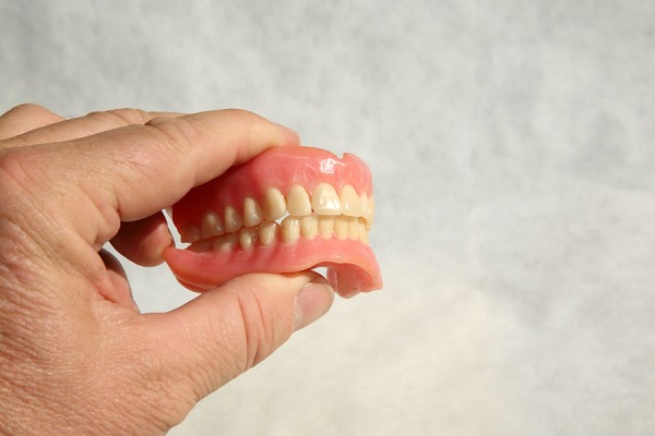 Почему болтается зубной протез и что можно предпринять